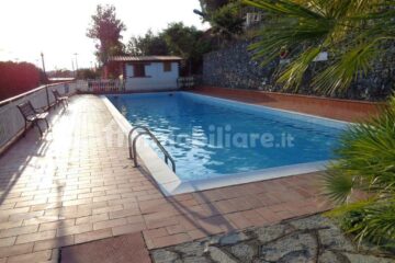 Grande piscina esterna